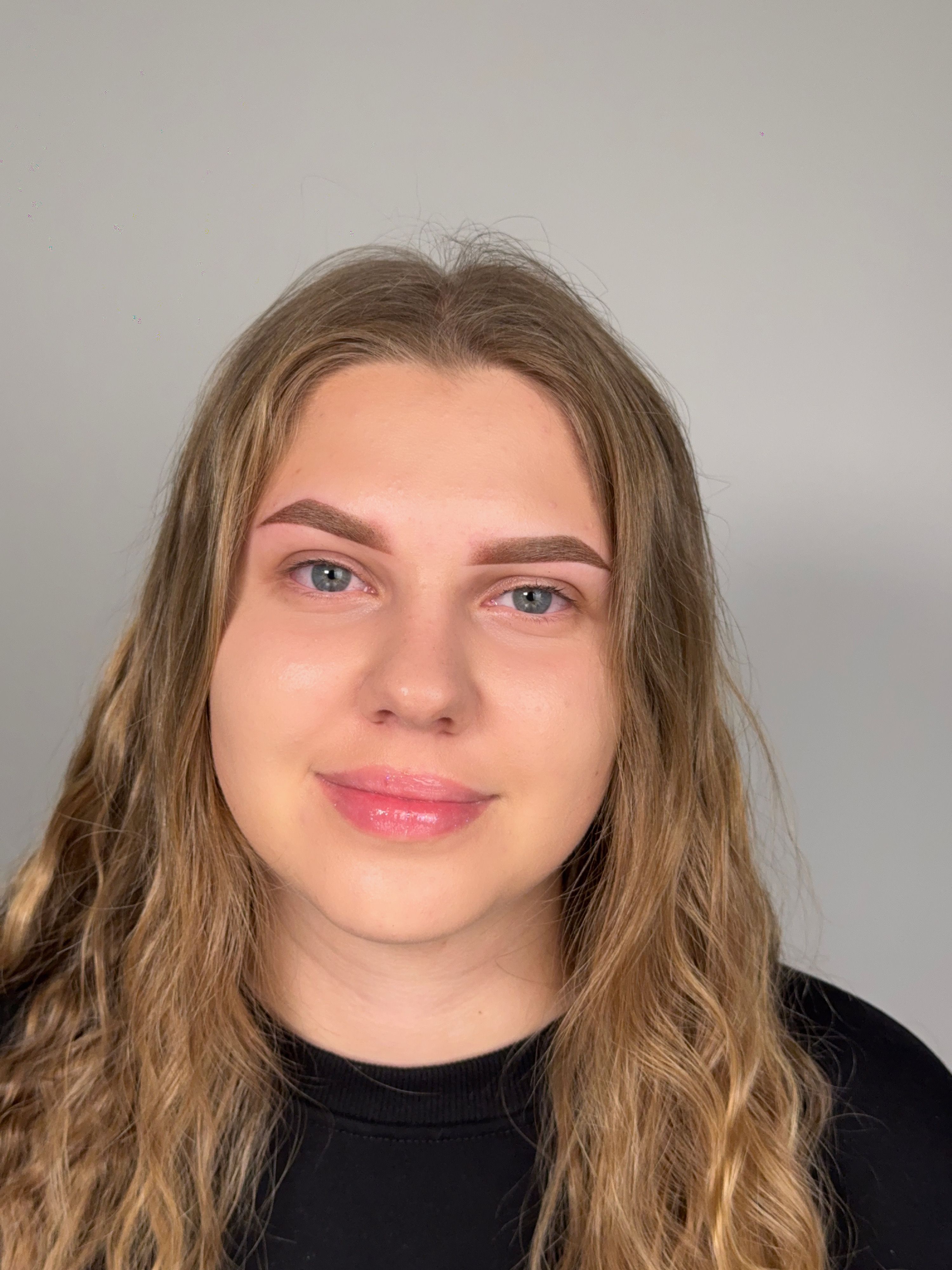 Frontalporträt einer Frau mit klar geformten, braun schattierten Augenbrauen