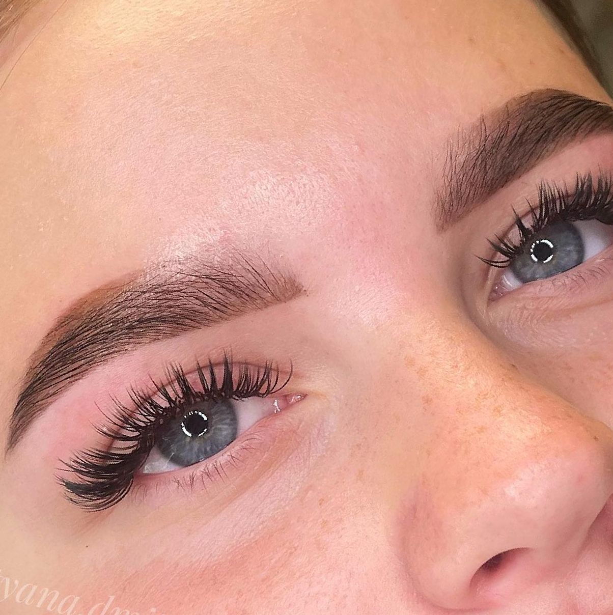 Nahaufnahme beider Augen mit verlängerten Wimpern und geformten Augenbrauen