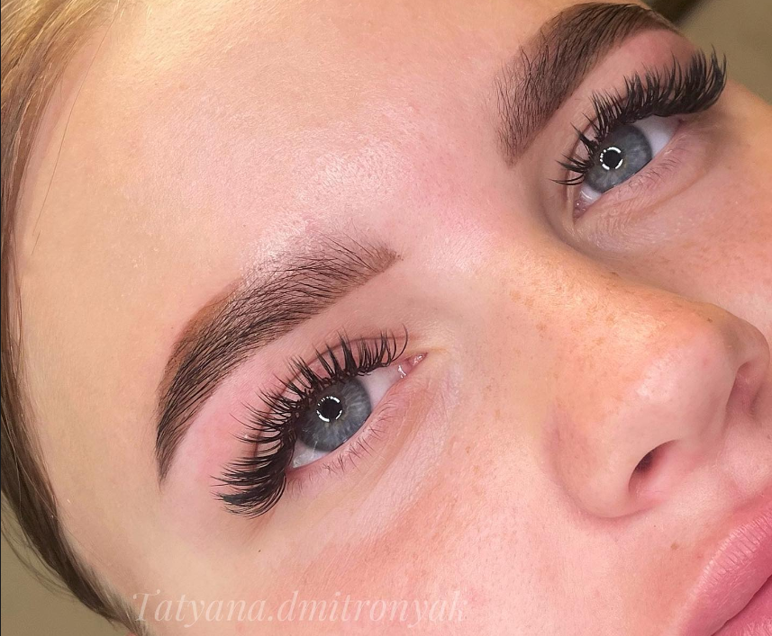 Gesichtsausschnitt mit verlängerten Wimpern und geformten Augenbrauen